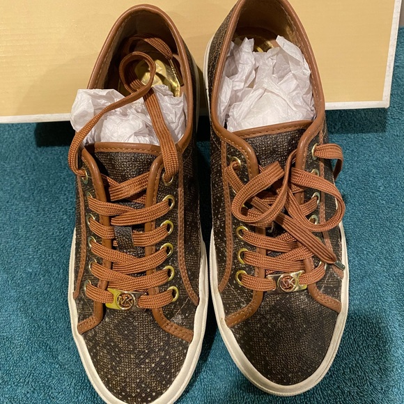 MK Shoes - Picture 6 of 10